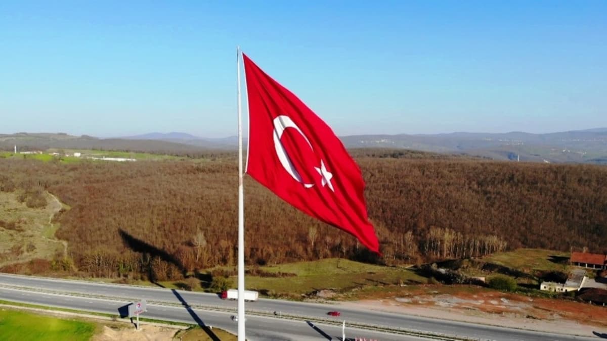 Trkiye'nin en byk bayra Samsun'da dalgalanyor 