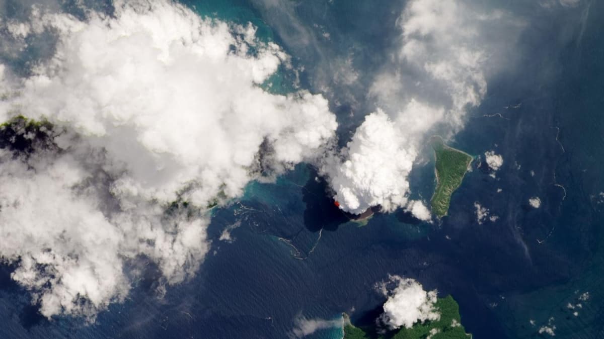 Uzaydan grntlendi! Krakatoa Yanarda faaliyete geti 