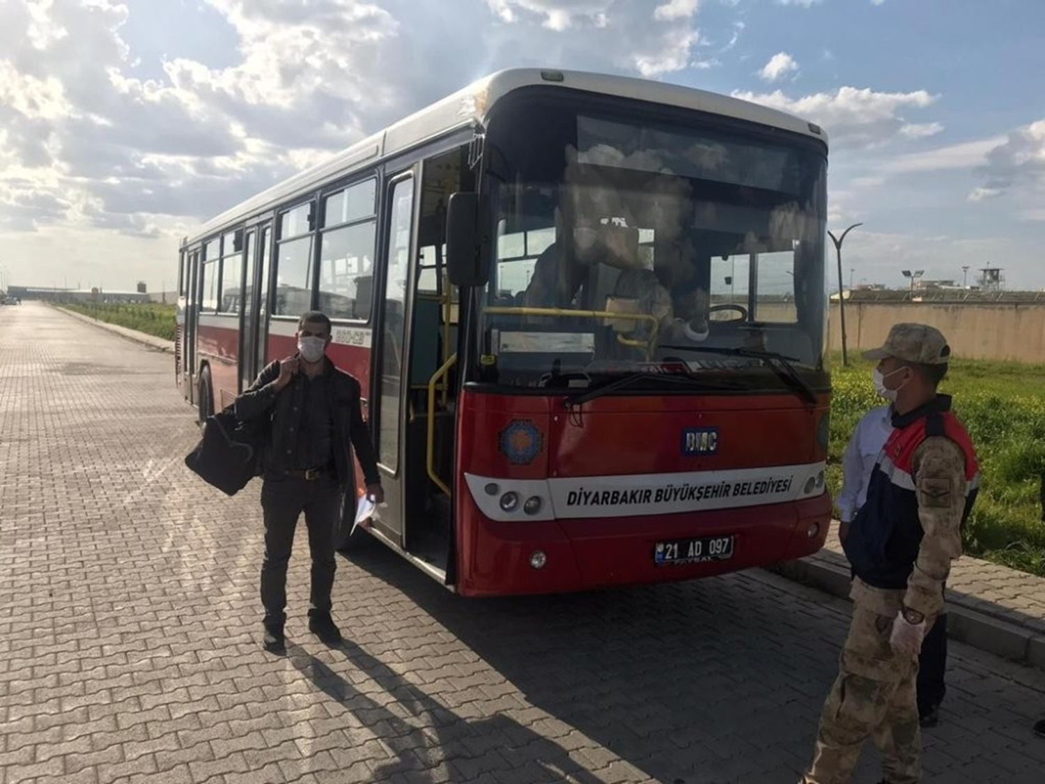 Diyarbak�r'da 87 tutuklu ve h�k�ml� daha tahliye edildi