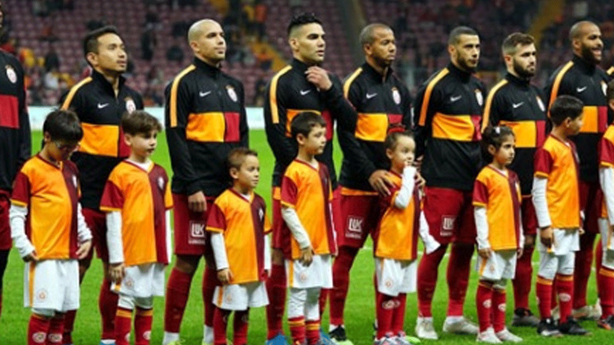 Galatasarayl� futbolcu a��klad�!