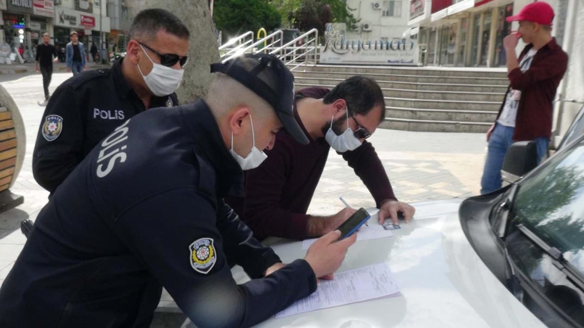 stanbul polisi kent genelindeki denetimlerini srdryor