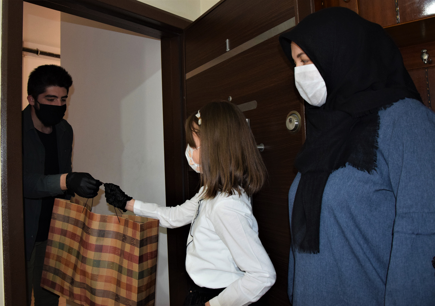 Gen�lerden kronik rahats�zl��� olan �ocuklara oyuncak s�rprizi