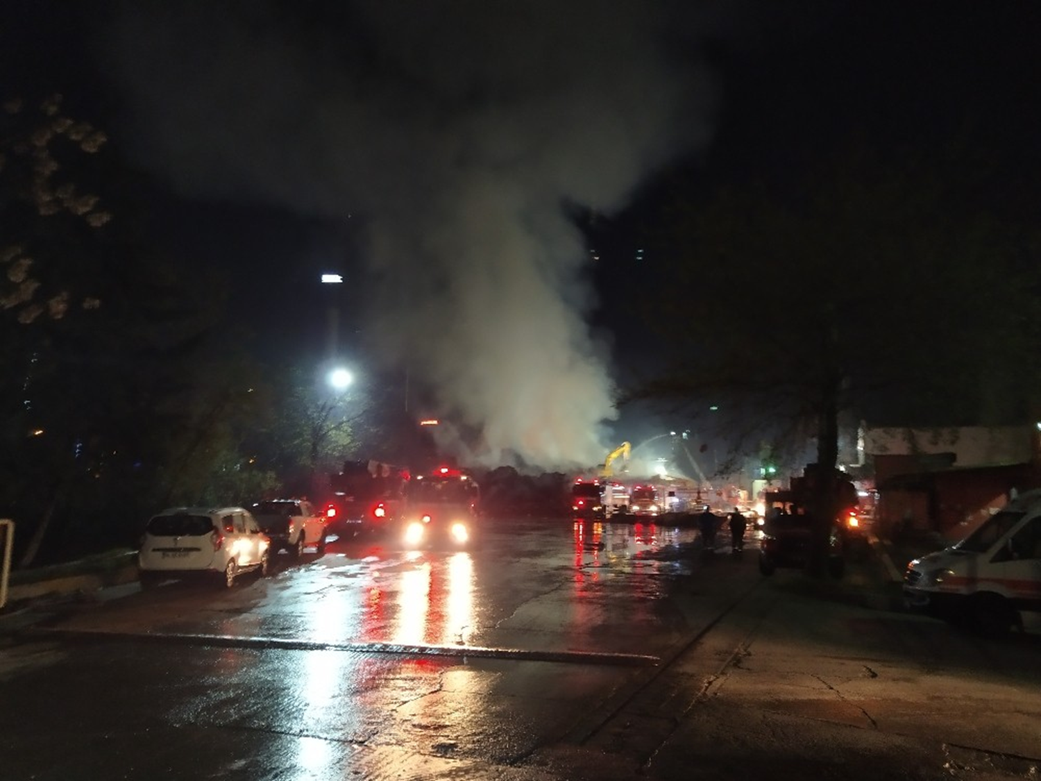 K���k�ekmece'de ka��t fabrikas�nda ��kan yang�n 15 saat sonra kontrol alt�na al�nd�