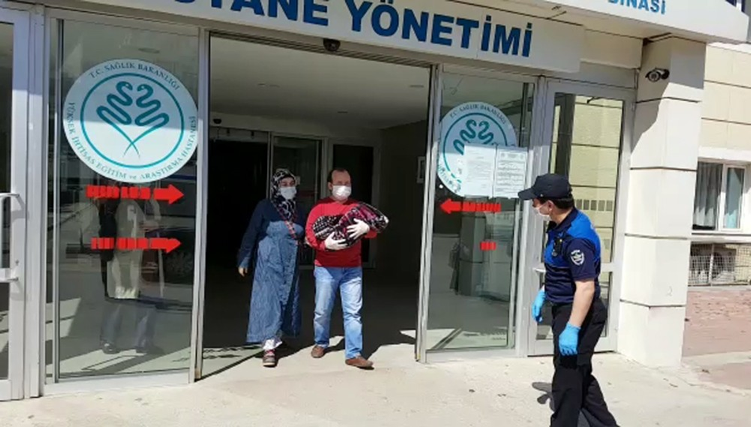 Soka�a ��kma yasa�� nedeniyle Azra bebe�i ve ailesine eve zab�ta ekipleri ula�t�rd�