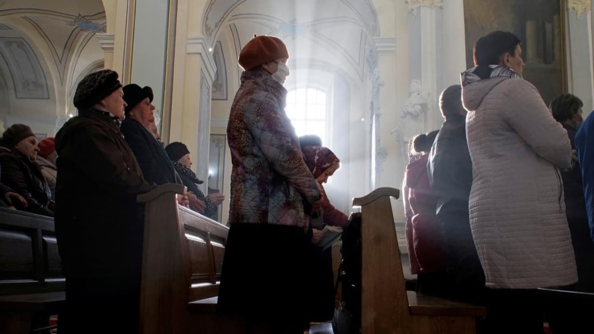 Belarus'ta koronavirs salgnna ramen Paskalya Bayram'nda kiliseler doldu 