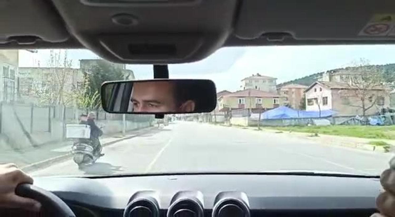 Sultanbeyli'de yasa�a uymayan motosikletli ile polis aras�nda kovalamaca