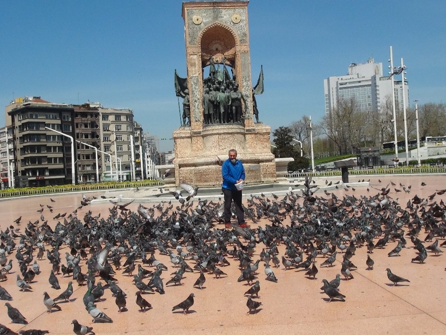 Trkiye eve ekildi, gvercinleri polis besledi