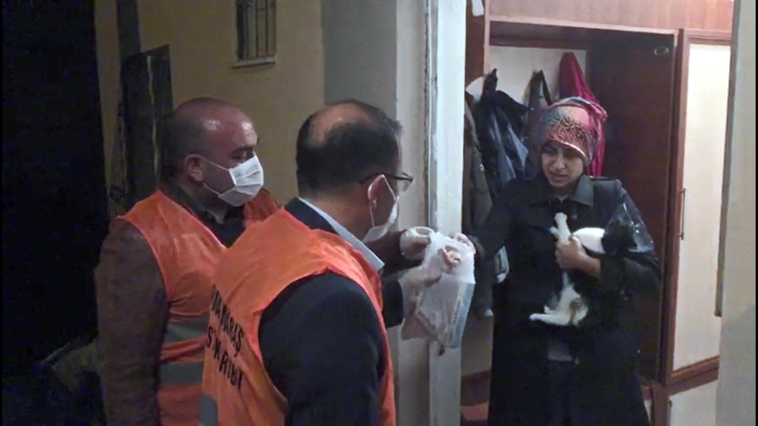 Yaral� kedisinin ilac�n� Vefa Destek Grubu getirdi