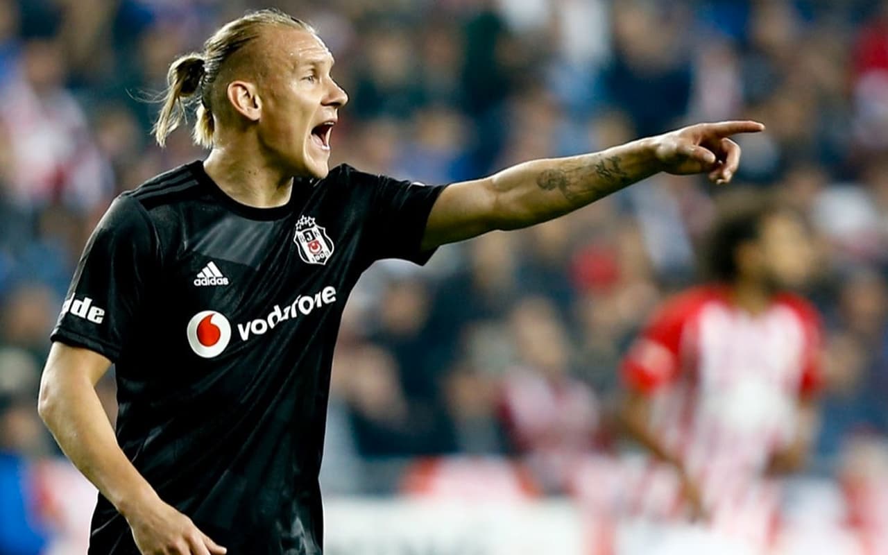 Be�ikta� ile yollar�n� ay�r�yor