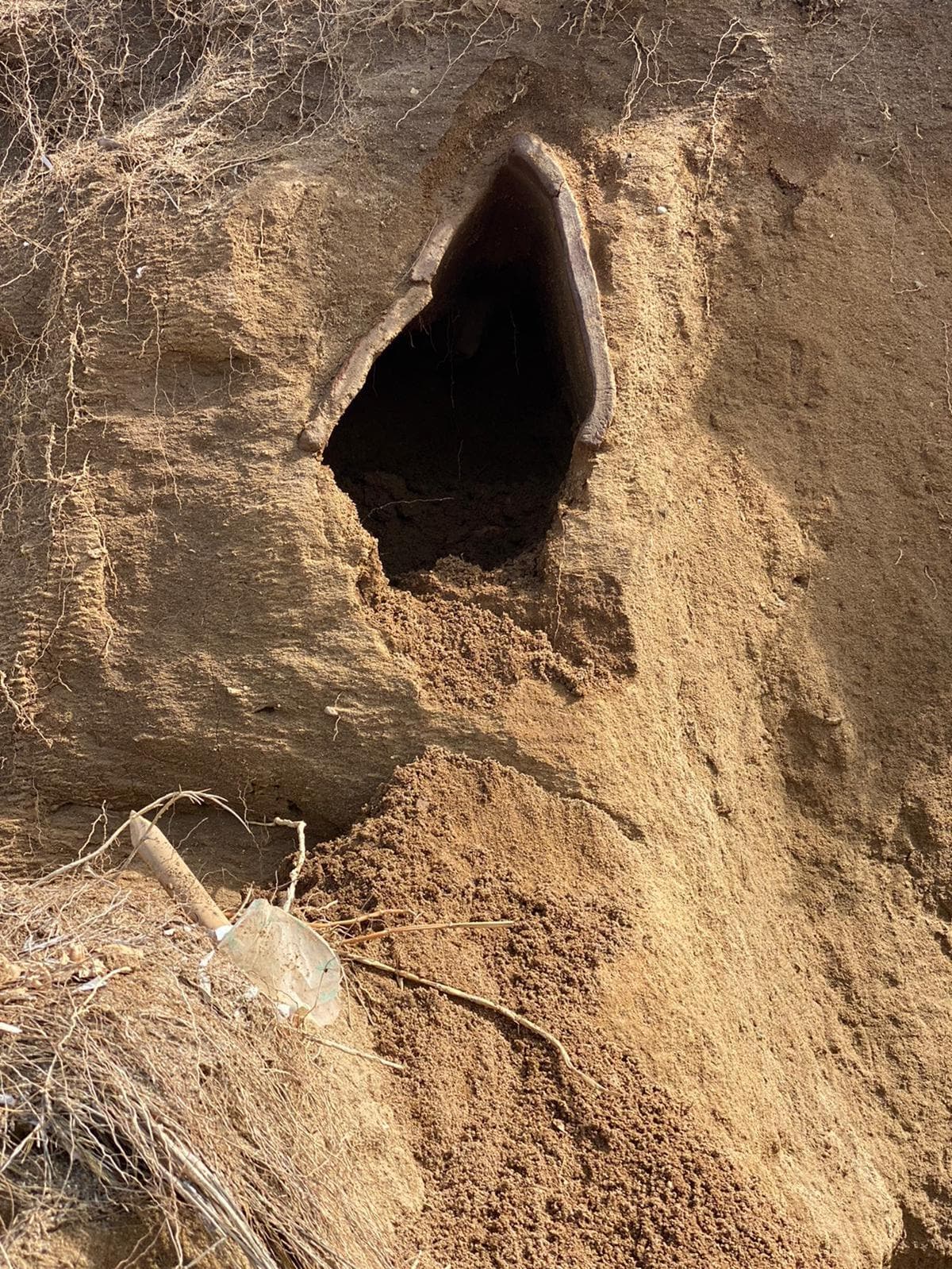 Bozcaada'da 1500 y�ll�k kiremit mezar ortaya ��kt�