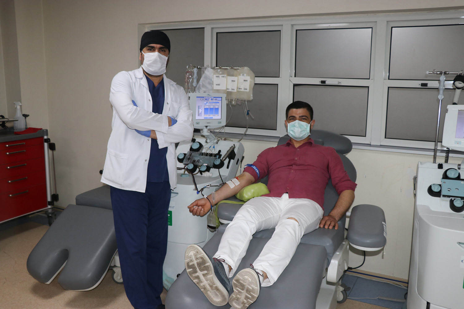 Ege �niversitesi'nde imm�n plazma y�ntemiyle koronavir�s tedavisi ba�lad�