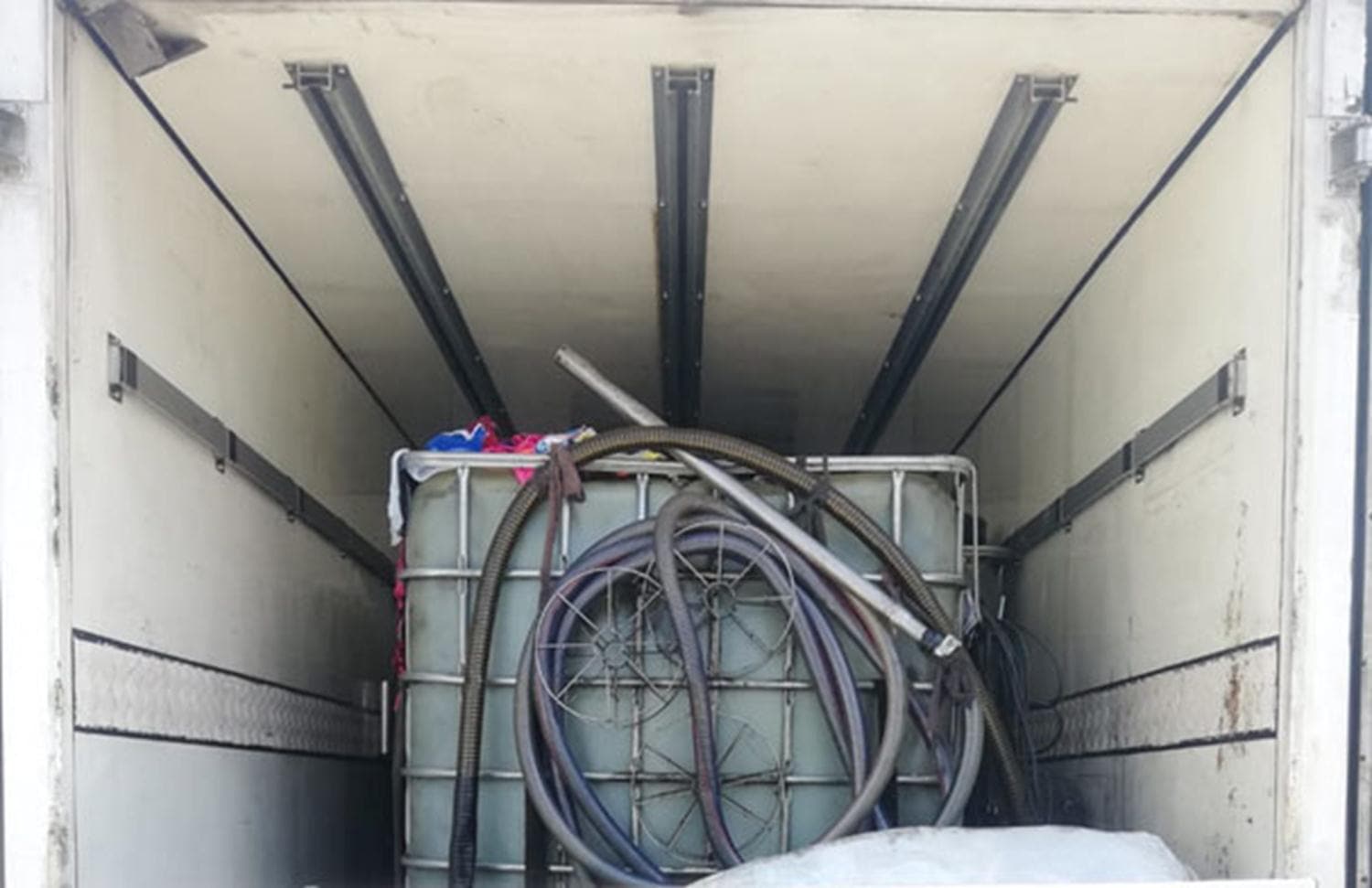 Kamyonette 3 bin 700 litre ka�ak mazot ele ge�irildi