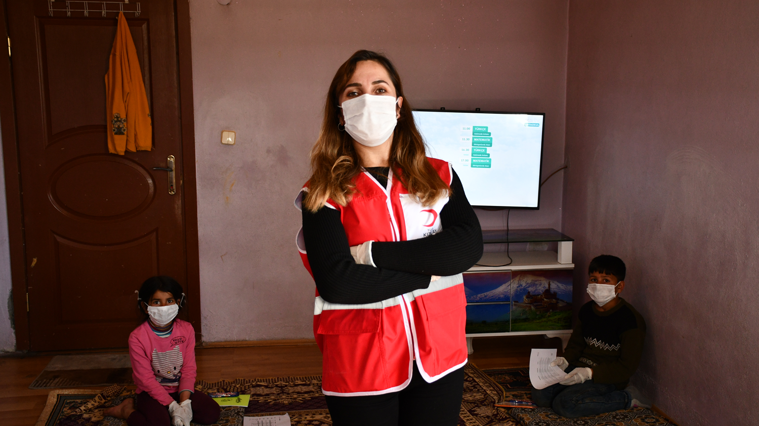 T�rk K�z�lay g�n�ll�s� ��retmen k�y k�y gezerek ��rencilere uzaktan e�itimi anlat�yor