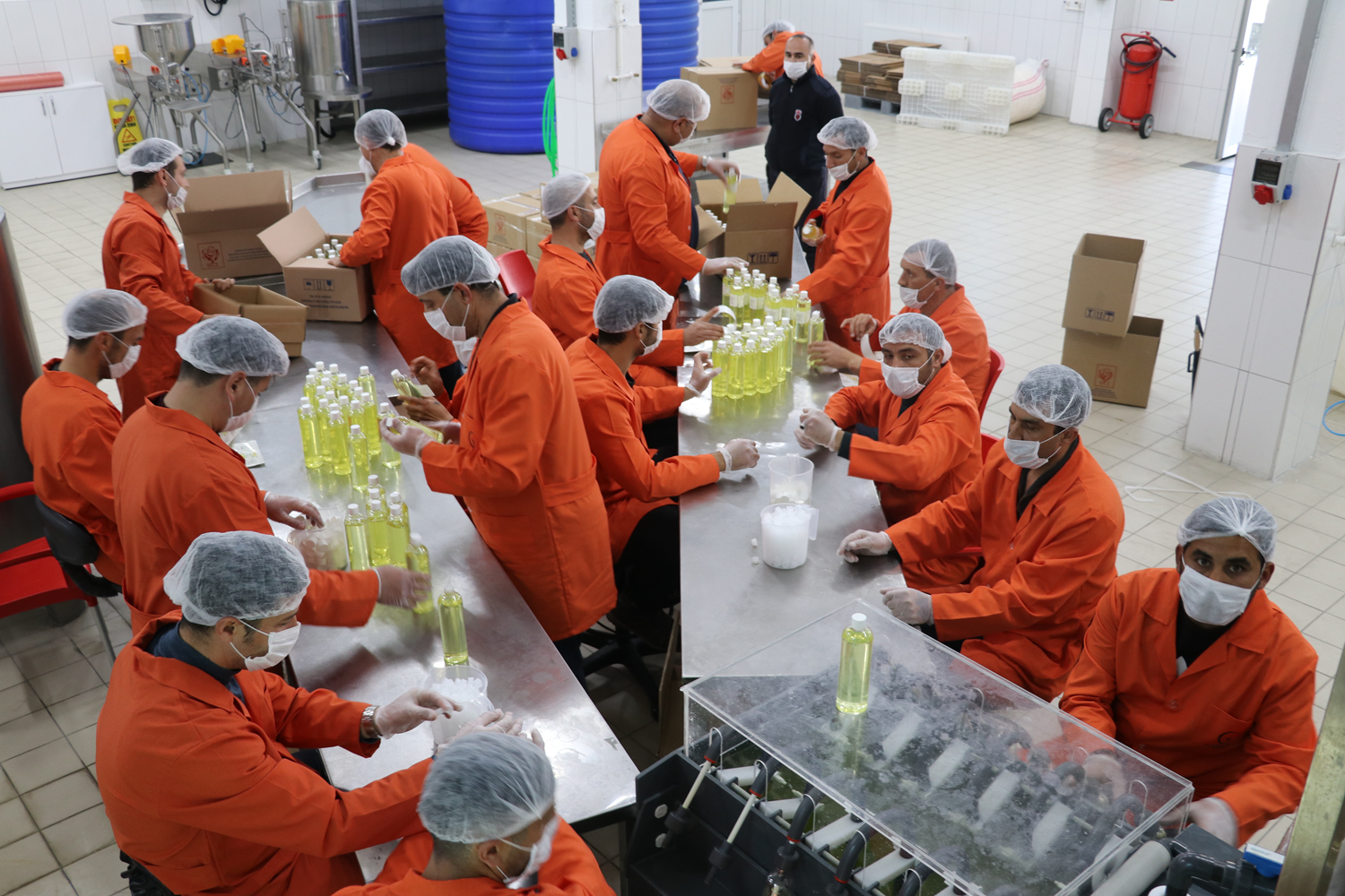 Tutuklu ve h�k�ml�ler maske ve kolonya �retimi i�in seferber oldu