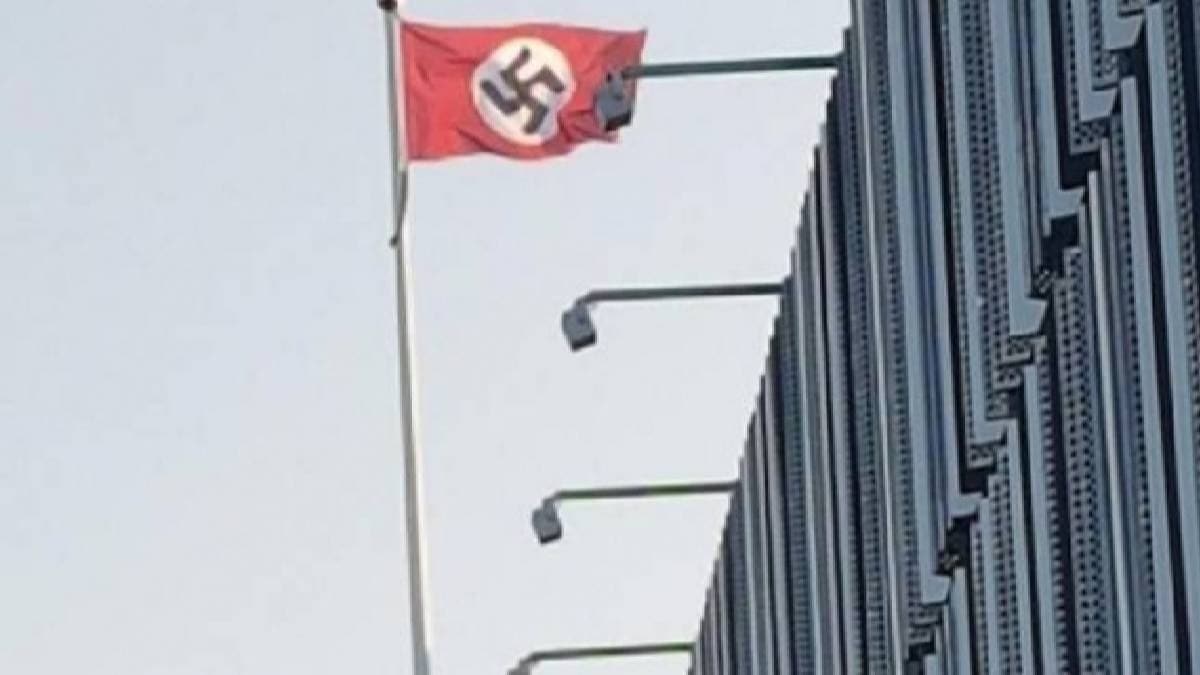 sve'te Hitler'in doum gnnde Nazi bayra almasna soruturma