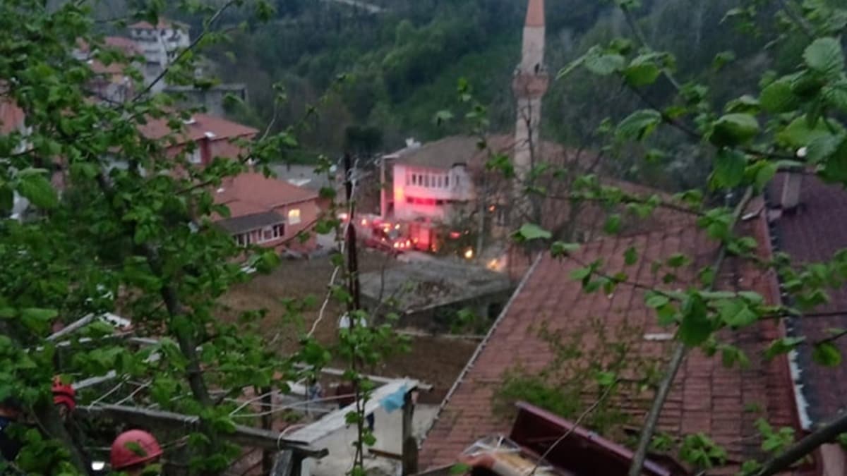 Zonguldak'ta otomobil evin zerine dt