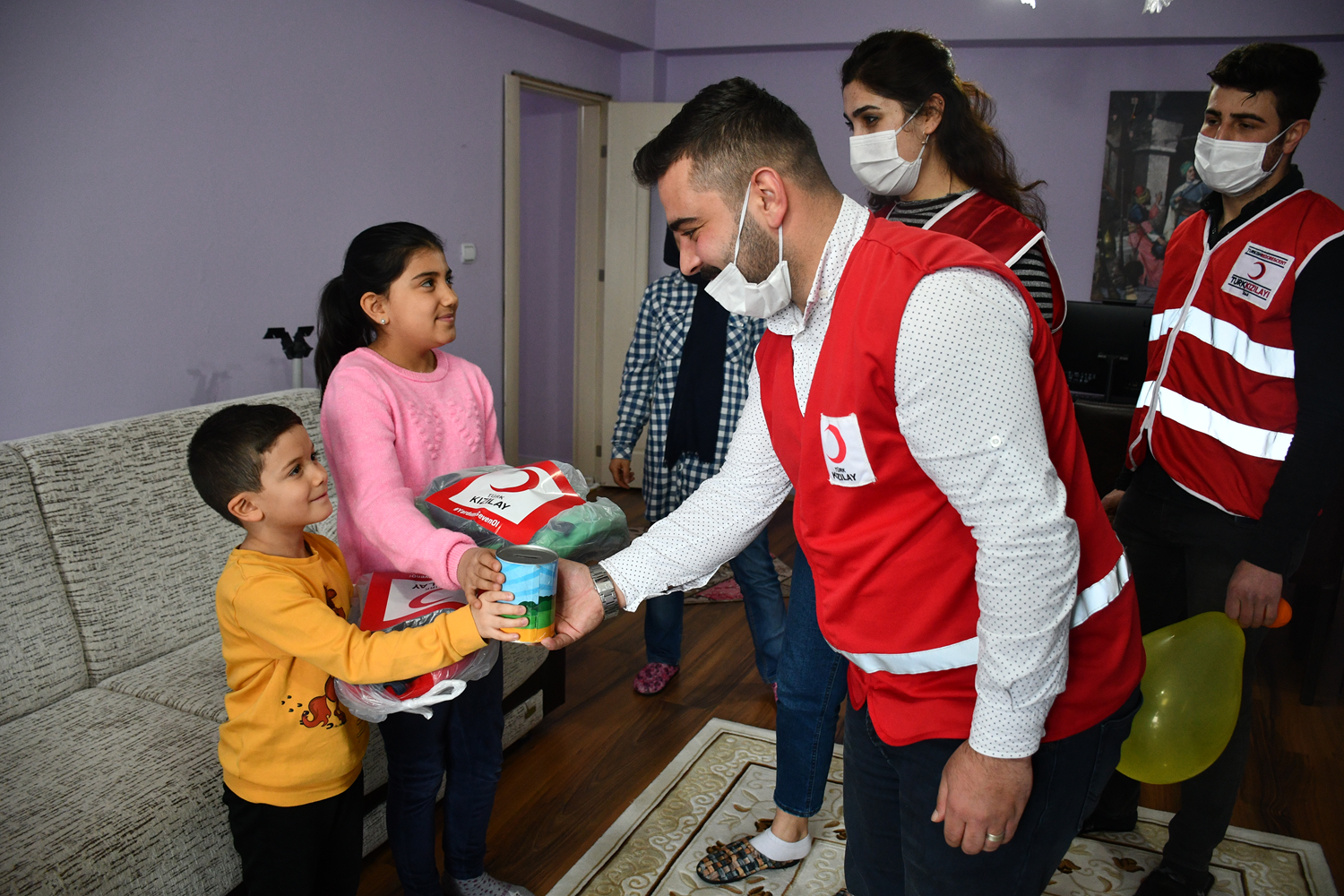 10 ve 6 ya��ndaki iki karde�ten Milli Dayan��ma'ya ba���