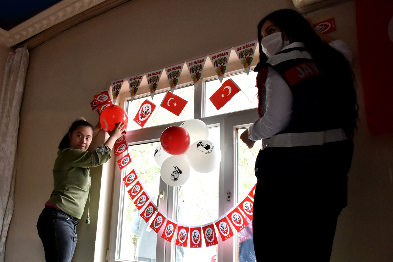 Down sendromlu �ocu�un 23 Nisan'� kutlama hayalini jandarma ger�ekle�tirdi