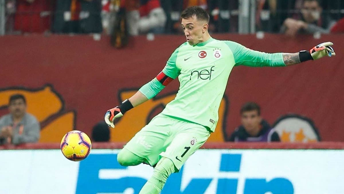 Galatasaray'da Muslera'dan tarihi imza!