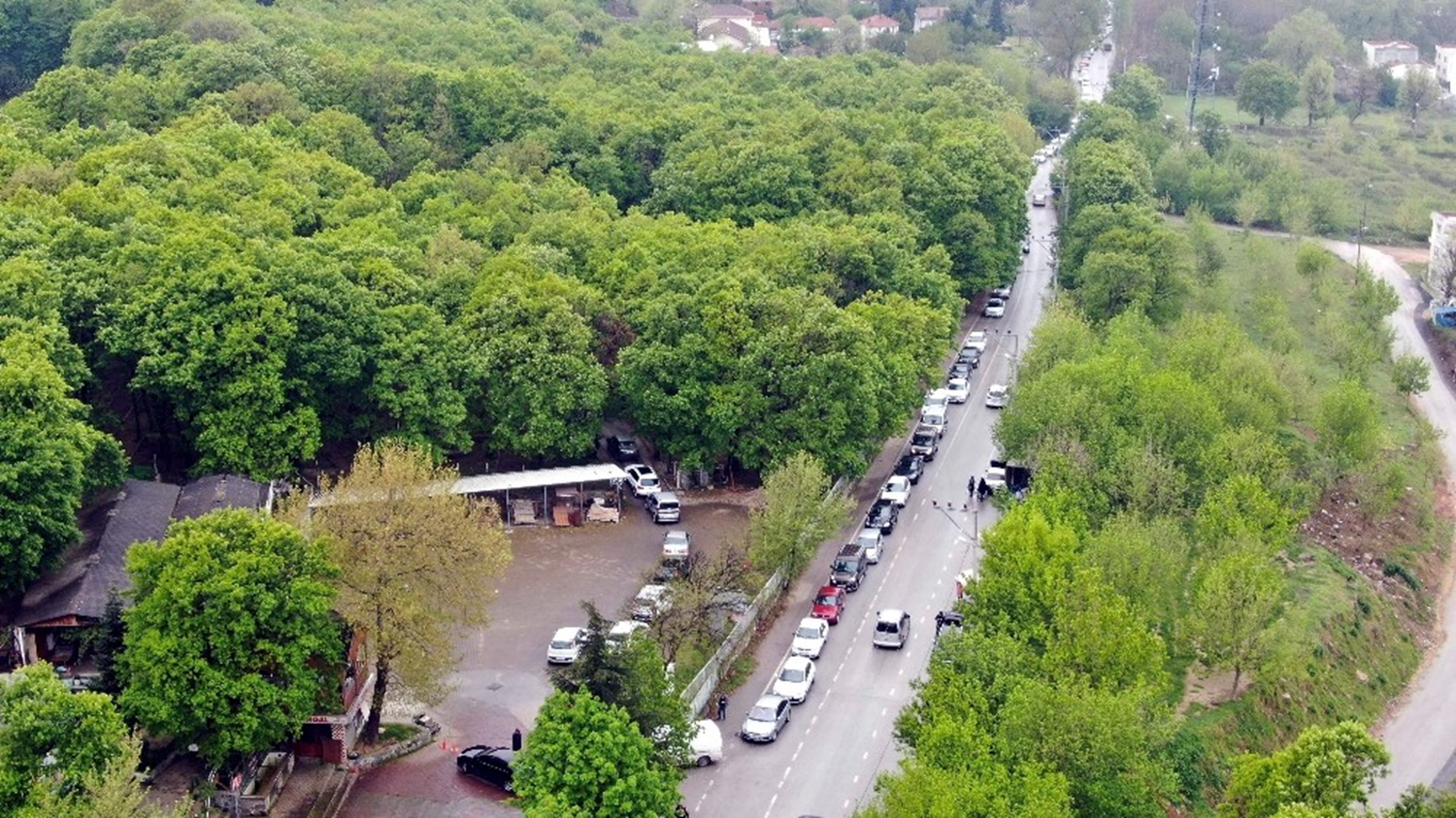 Kilometrelerce kuyruk olu�tu