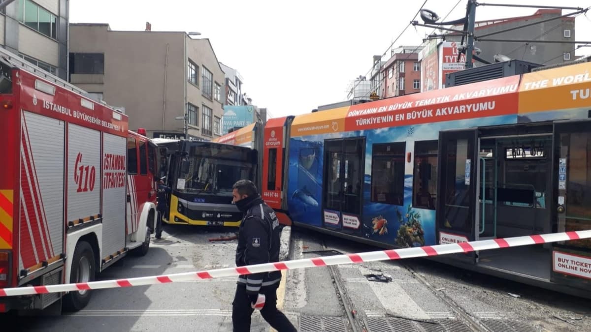 Sultangazi'de korkutan olay: Raydan kan tramvay otobse arpt