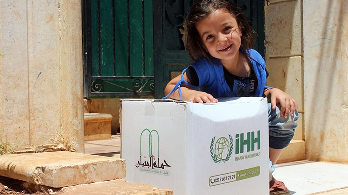 �HH Suriye'nin kuzeyindeki �ad�r kentlerde iftar yeme�i da��tt�