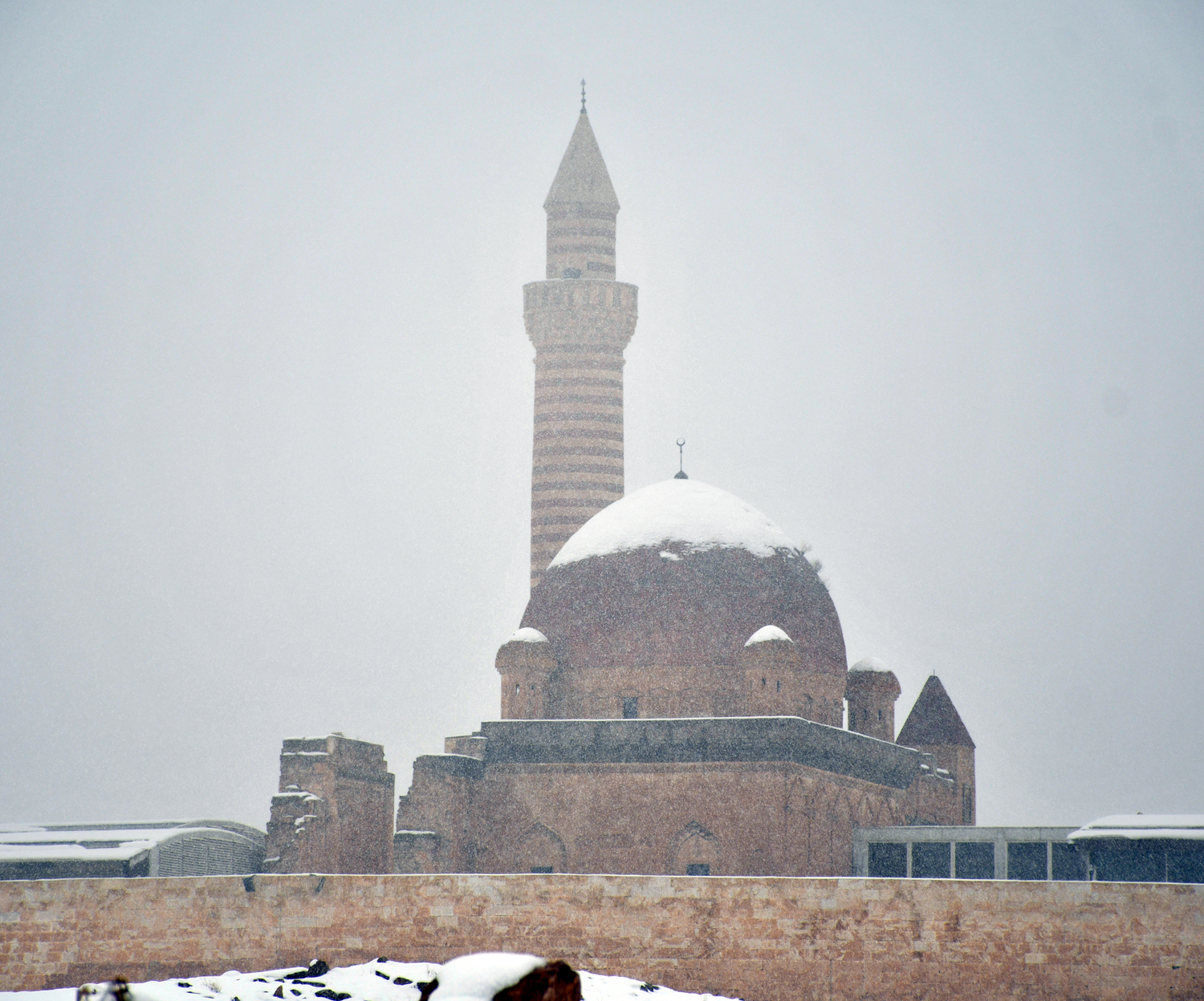 �shak Pa�a Saray'� beyaza b�r�nd�