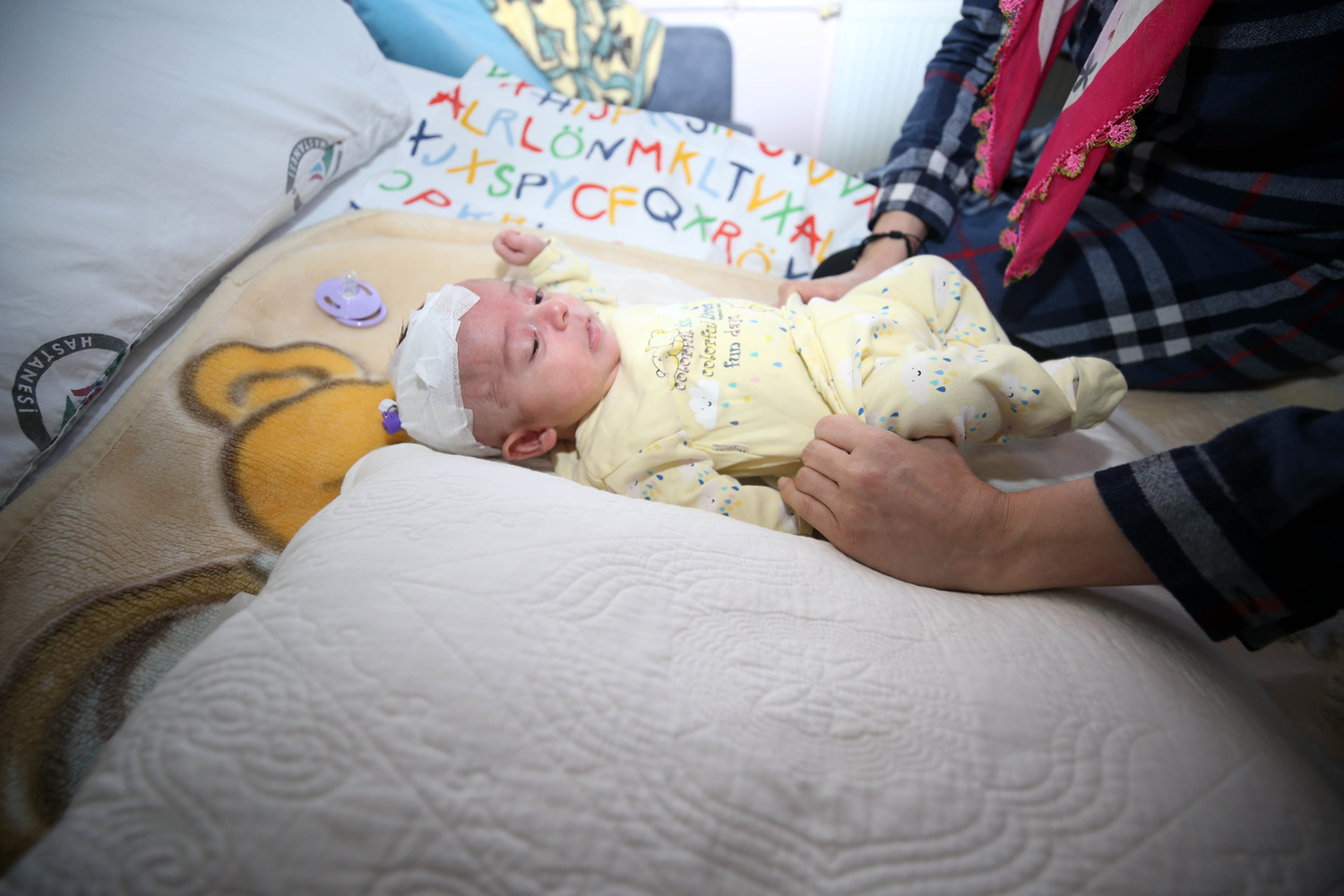 Mide darl���yla d�nyaya gelen Efe bebek sa�l���na kavu�tu