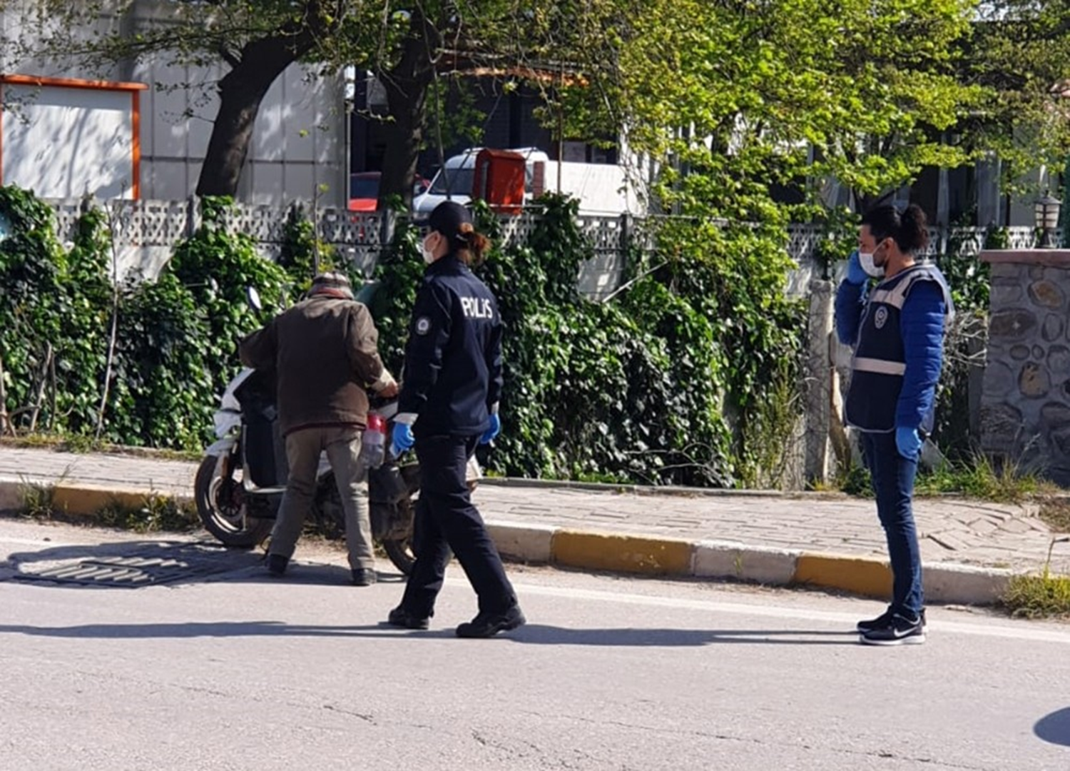 Erdek'te soka�a ��kan 13 ki�iye para cezas�