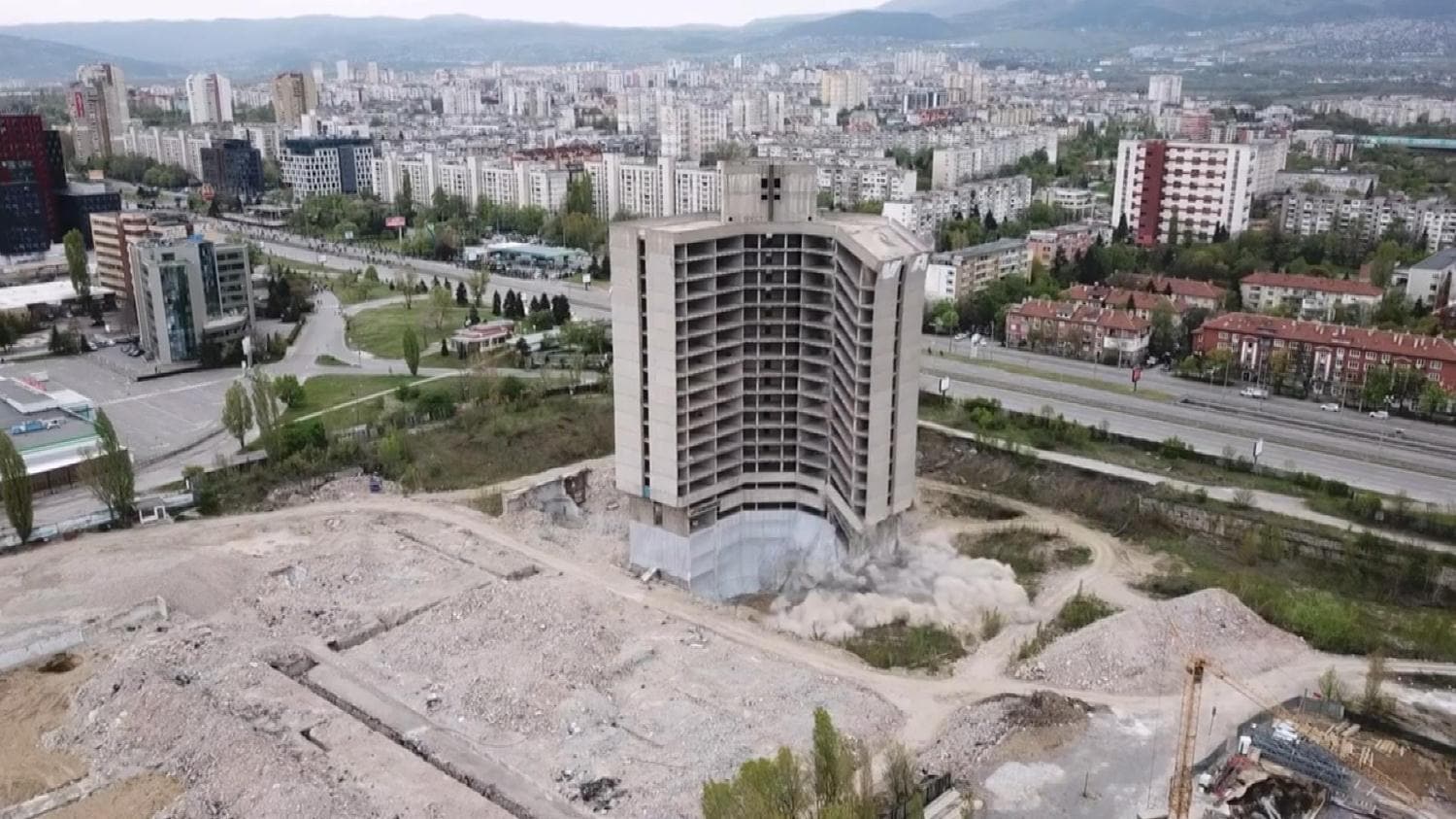 Bulgaristan'da kom�nizm simgesi 17 katl� �hayalet� bina imha edildi