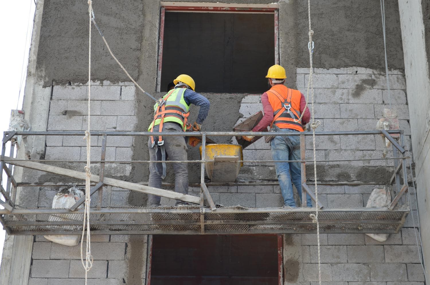 Elaz��'da depremzedeler i�in konut yap�m� s�r�yor