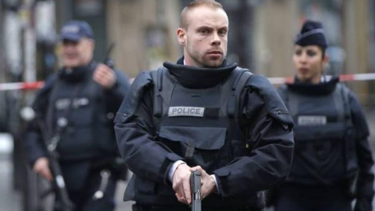 Fransz polisi yakalad ahs, kpek azlyla darp etti