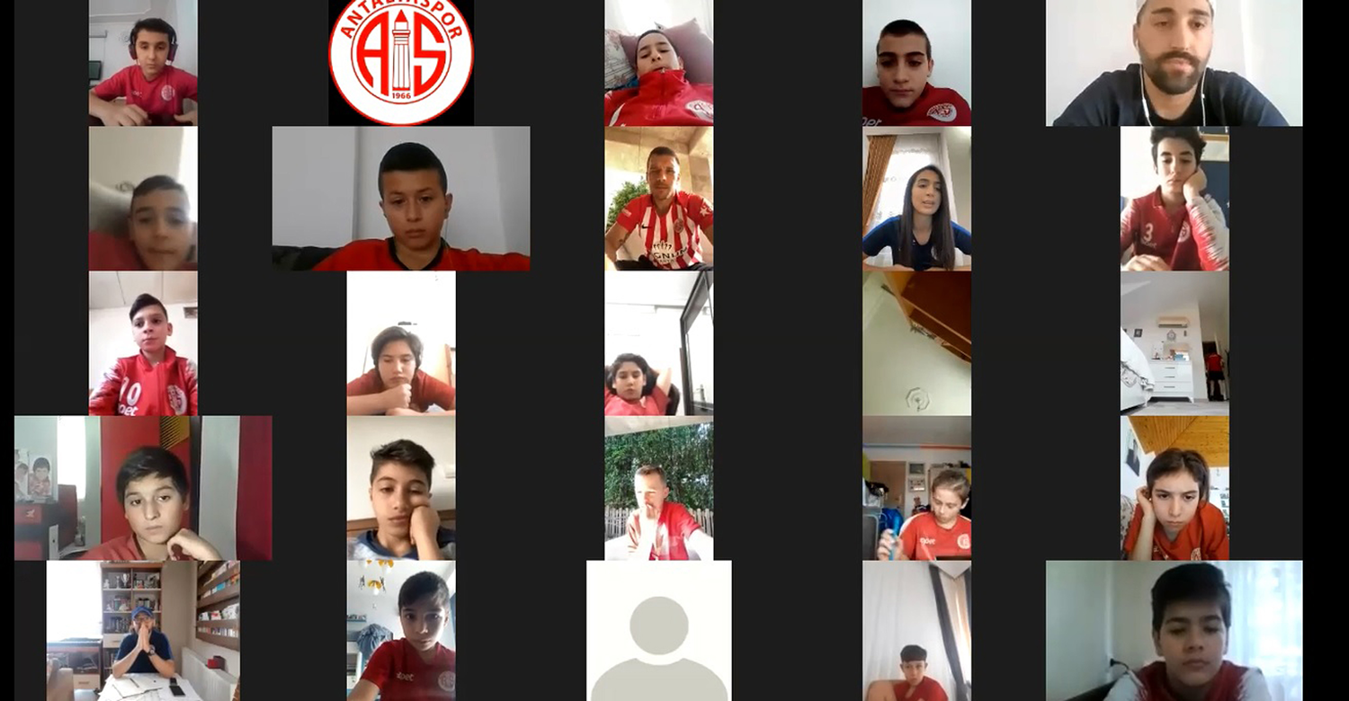 Podolski �ocuklarla bulu�tu