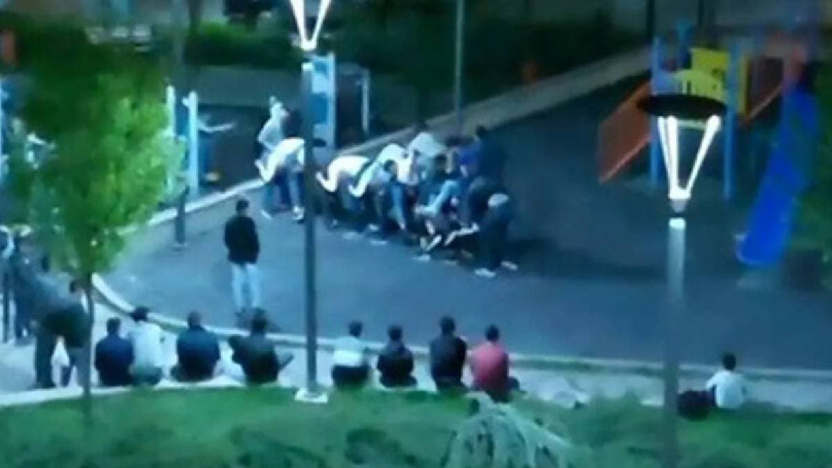 Uzun e�ek skandal�: Soka�a ��kma yasa��n� hi�e sayd�lar!