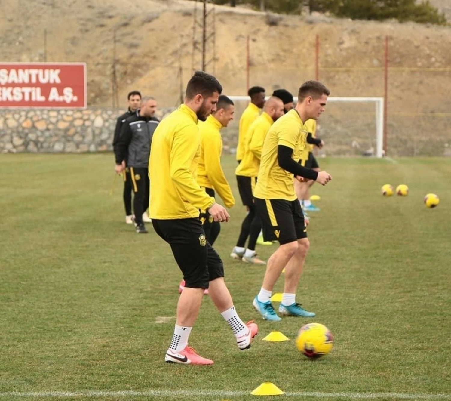 10 futbolcunun s�zle�mesi sona erecek