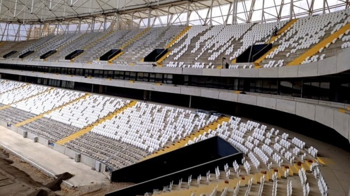 Adana'nn yeni stadndaki 'koltuk rengi' krizi sona erdi