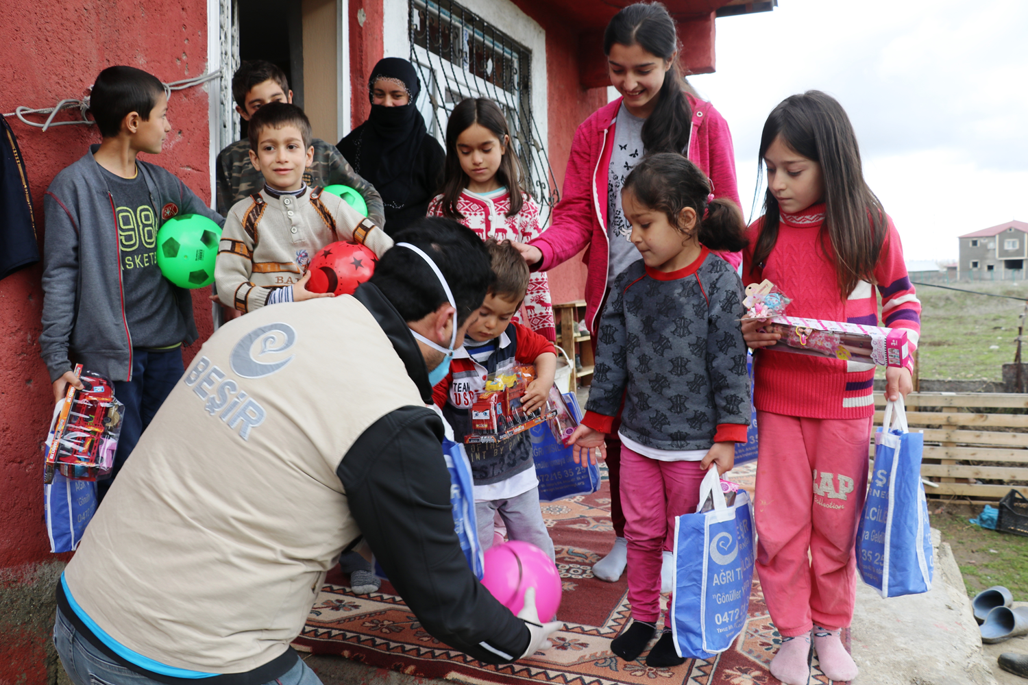 A�r� Vefa grubu ile Be�ir Derne�i miniklerin y�z�n� g�ld�r�yor