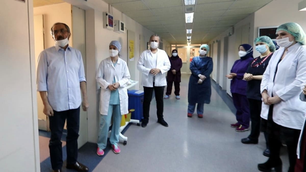 Hastanede duran kalbi yeniden altrlan Kovid-19 hastas alklarla taburcu edildi 