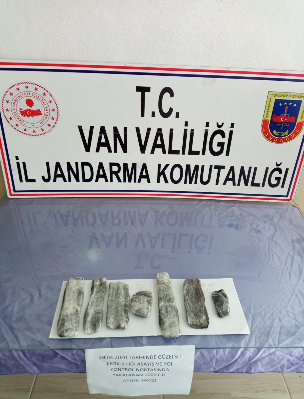 Jandarma bir kilo Afyon sak�z� ele ge�irdi