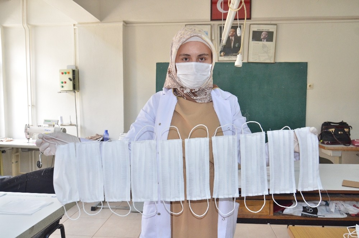 Usta ��reticilerle ��retmenler maske �retimi i�in kollar� s�vad�