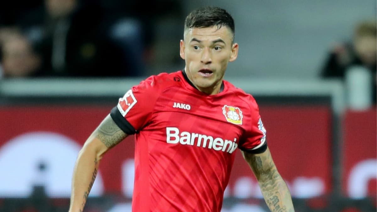 Aranguiz 3 yl daha Leverkusen'de