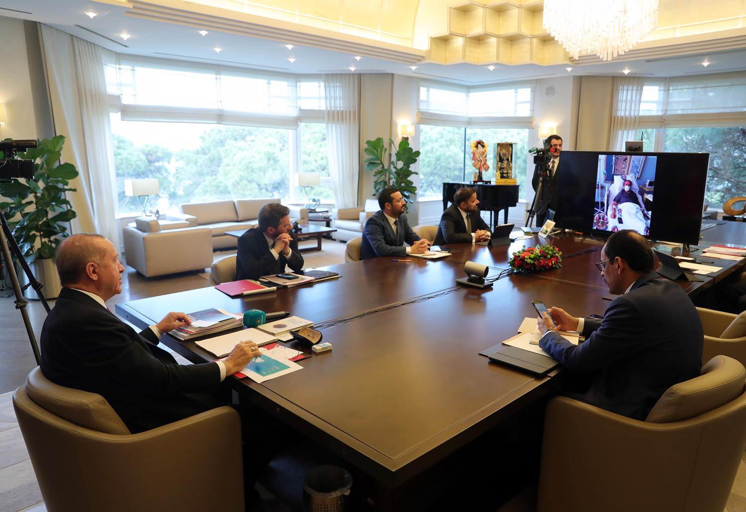 Ba�kan Erdo�an Cerrahpa�a'da tedavi g�ren hastalarla telekonferansla g�r��t�