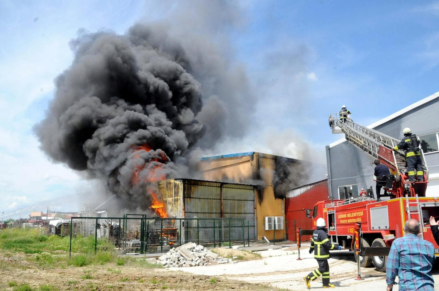 Edirne'de korkutan yang�n
