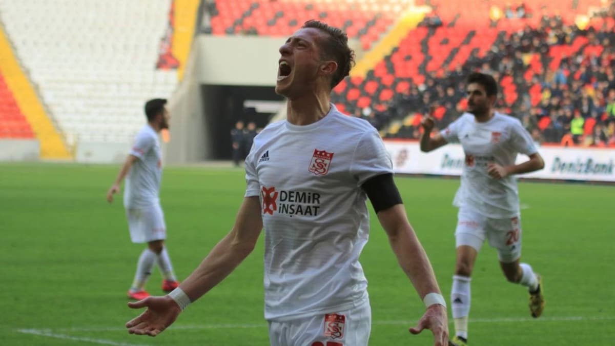Hakan Arslan Sivasspor'un baarsnn srrn aklad