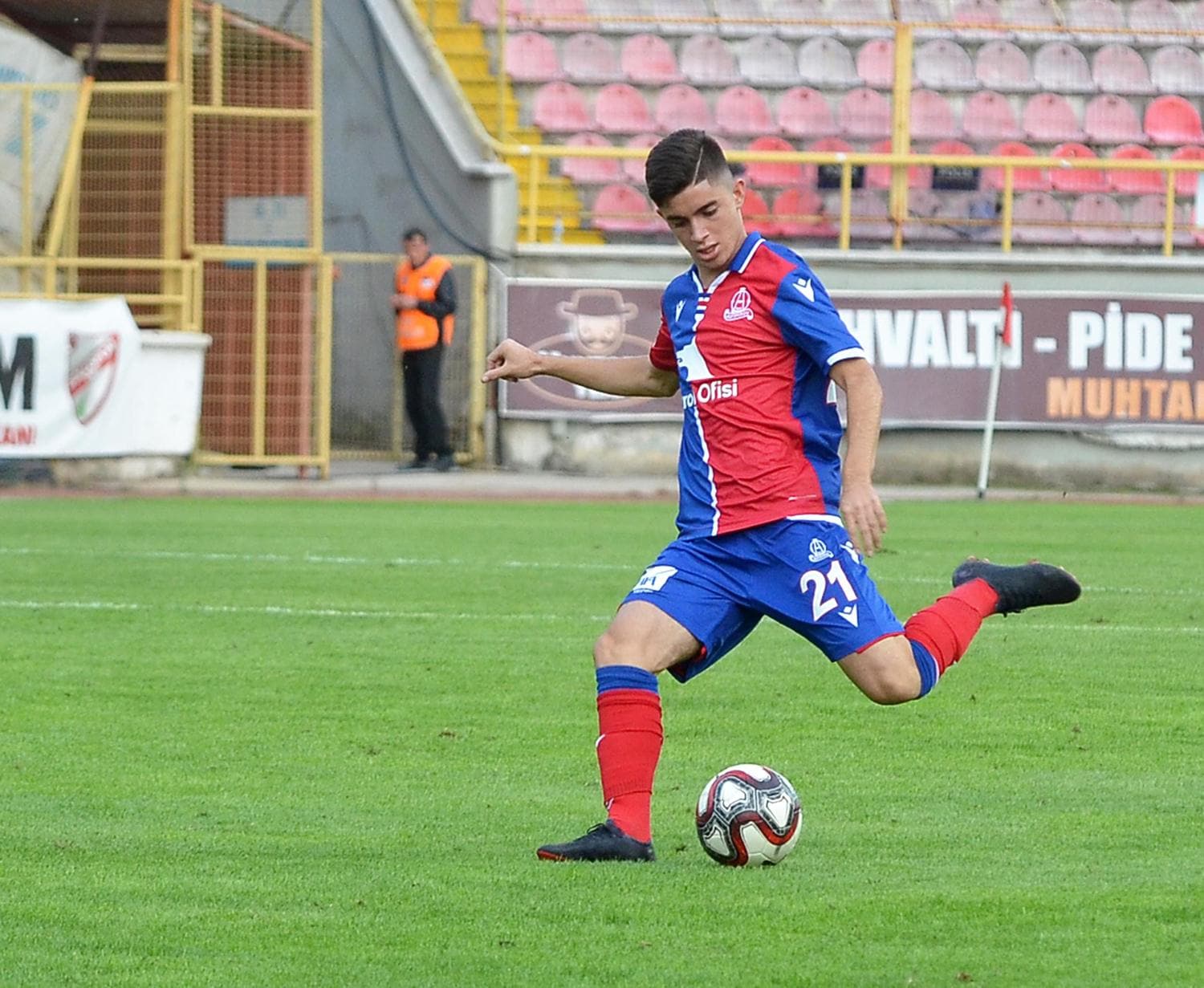 Alt�nordulu Burak �nce'nin idol� Messi