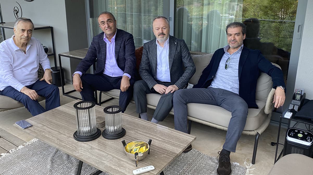 Galatasarayl� y�neticilerden Mustafa Cengiz'e ziyaret
