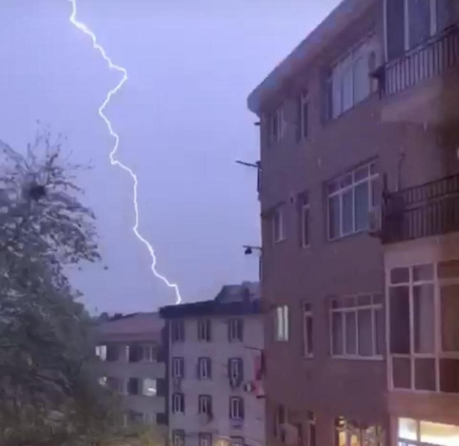�stanbul'da �im�ekler g�ky�z�n� ayd�nlatt�