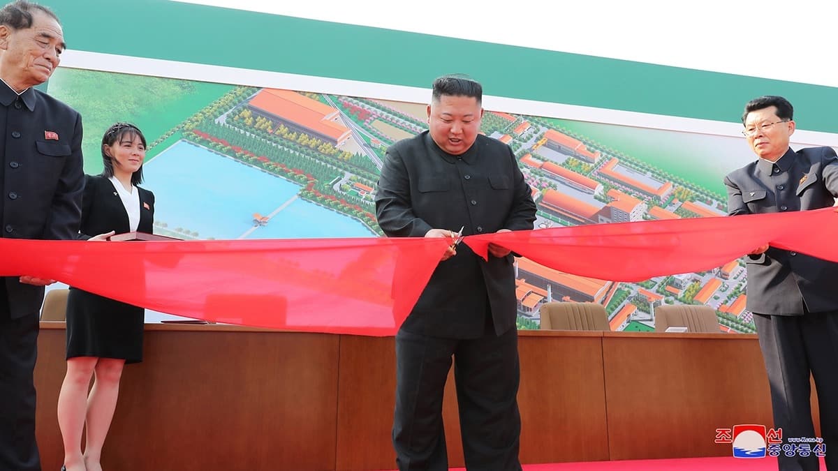 Kuzey Kore lideri Kim Jong-un'un fabrika al yaparken fotoraflar ortaya kt