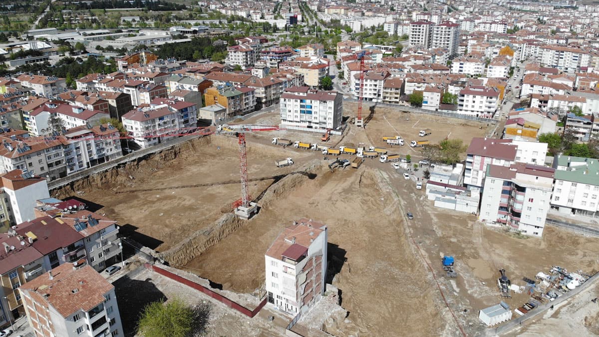 O mahallede ilk temel at�ld�