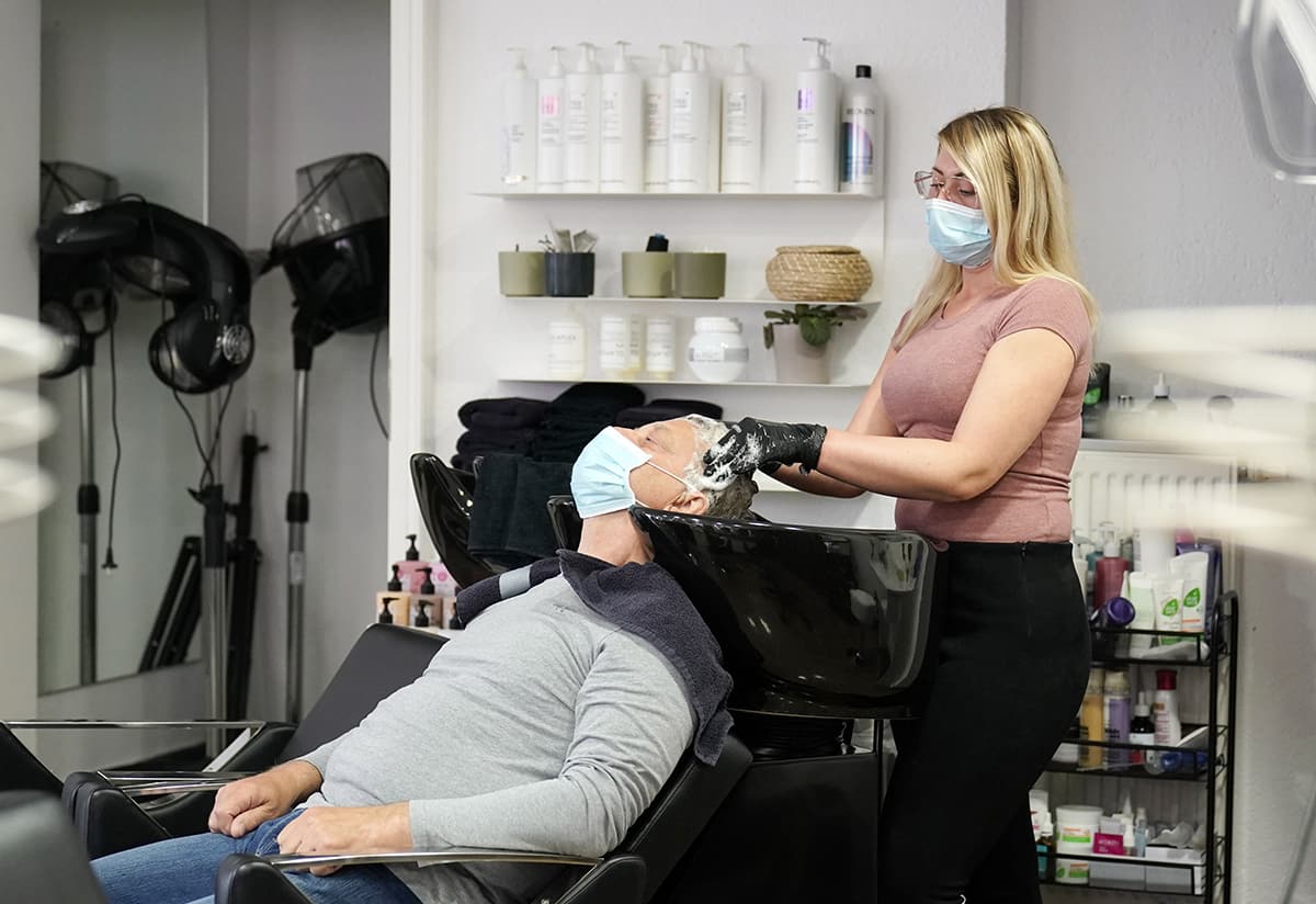 Almanya'da kuaf�r ve berber salonlar� yeniden a��ld�